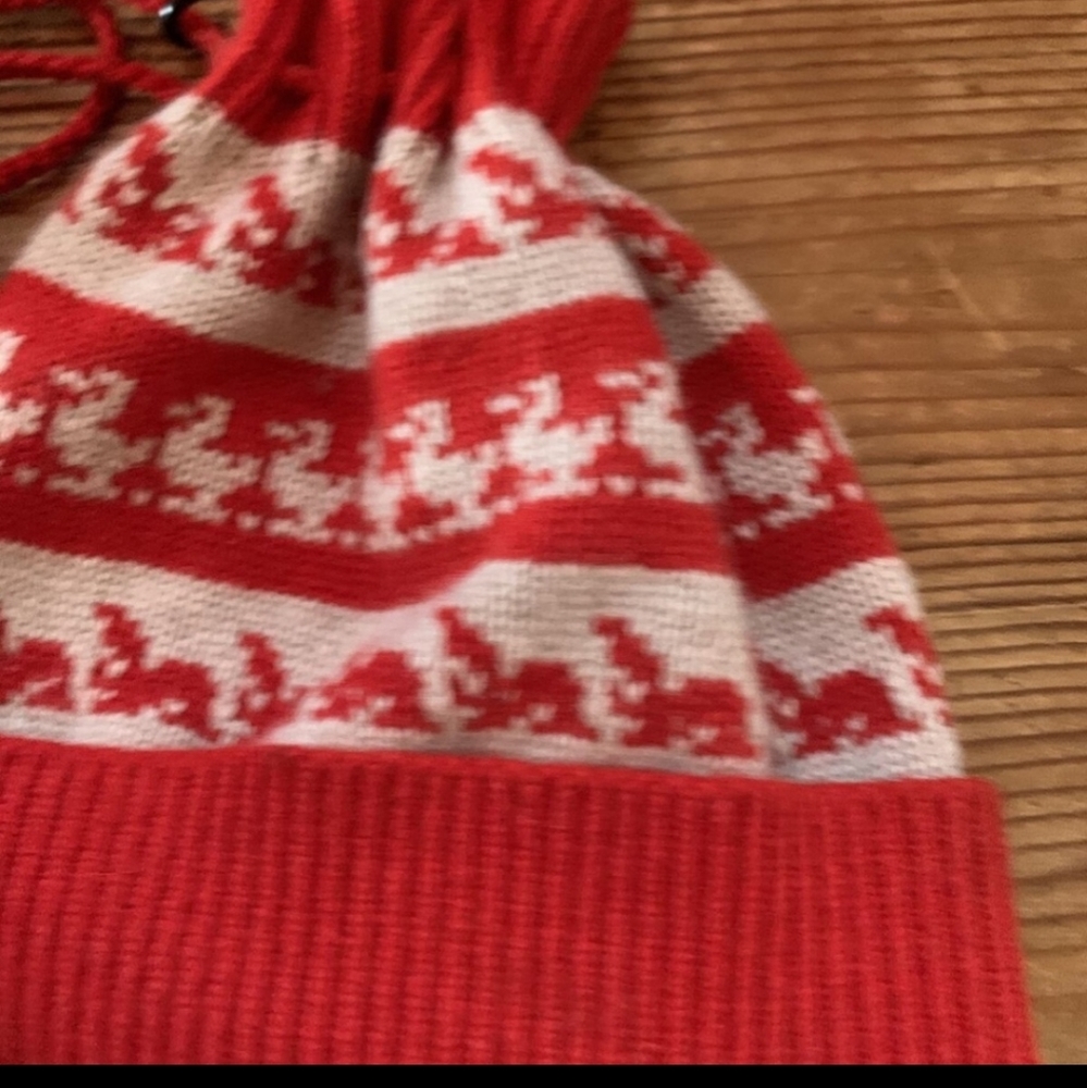 NWT Burberry Pompom Beanie - Picture 3 of 7